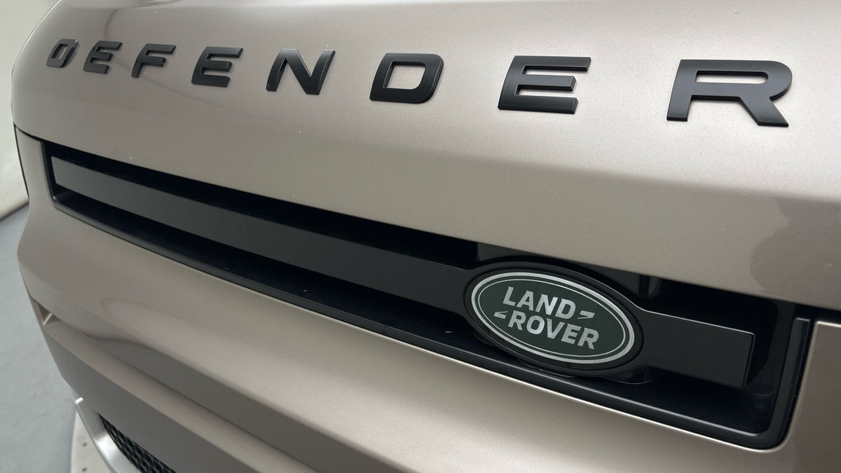 Land Rover Defender 110 Image 24