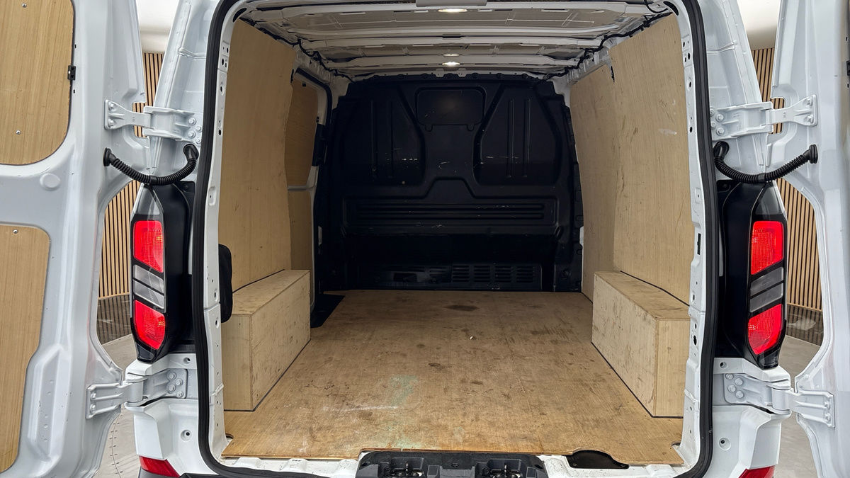 Ford Transit Custom Image 11