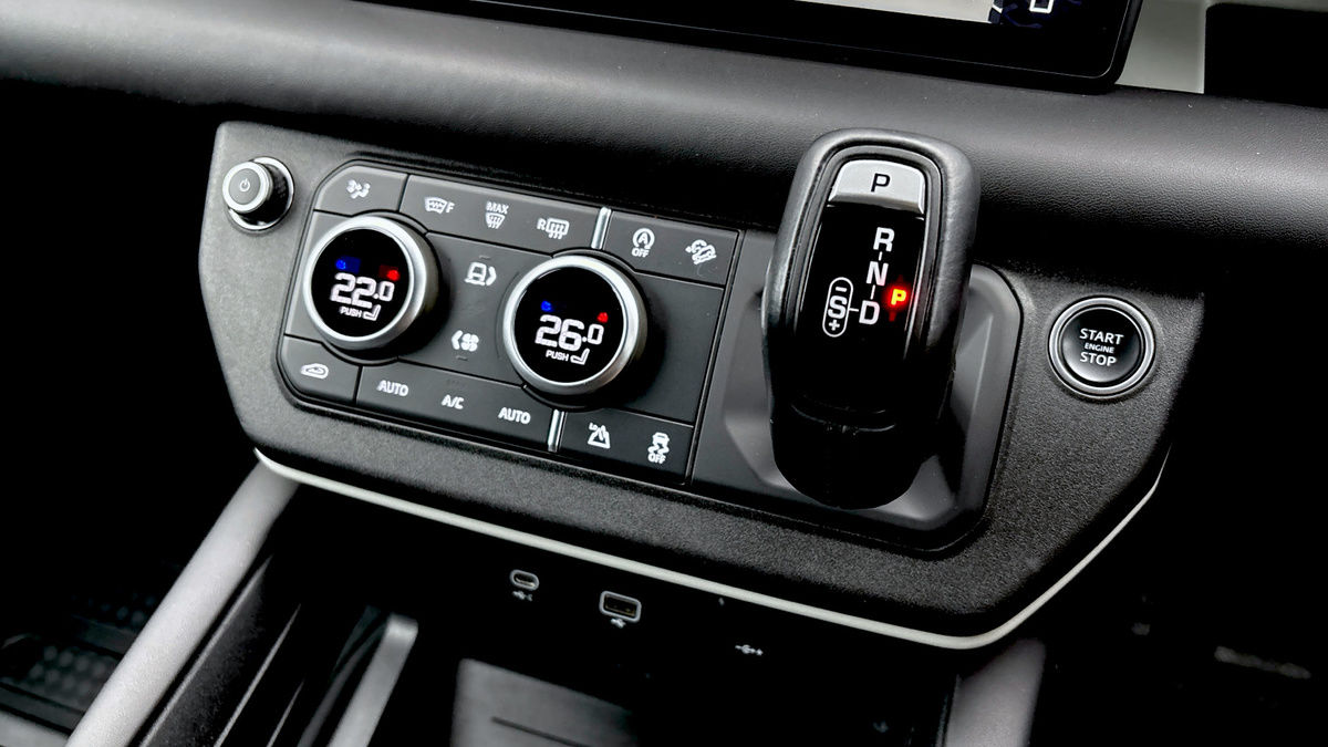 Land Rover Defender 110 Image 6