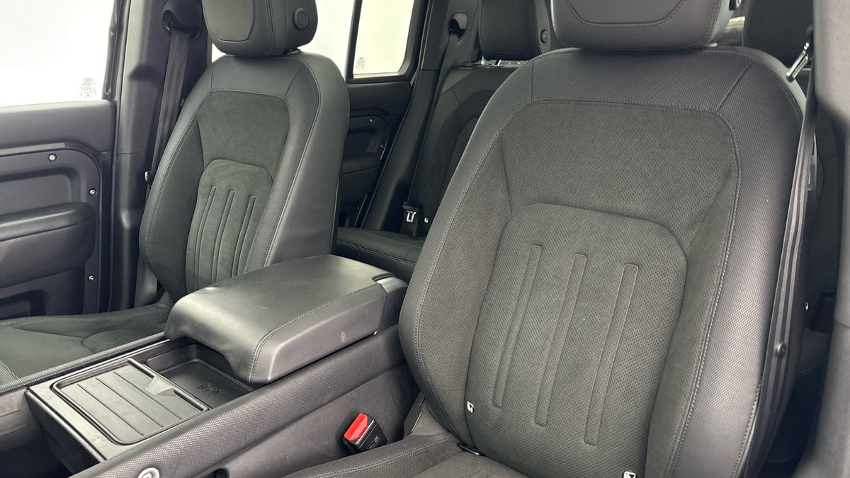 Land Rover Defender 110 Image 7