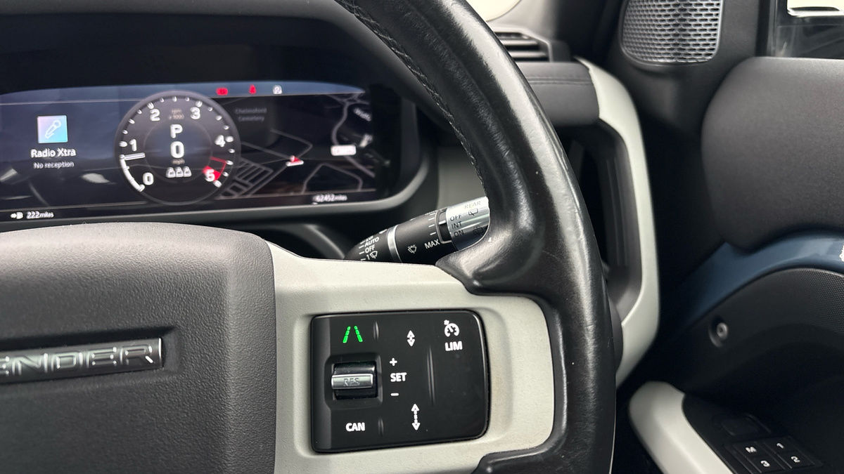 Land Rover Defender 110 Image 14