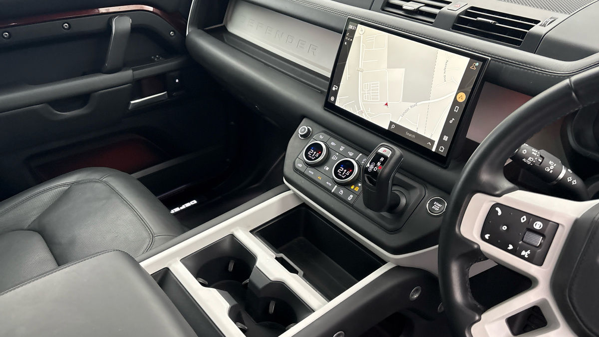 Land Rover Defender 130 Image 18