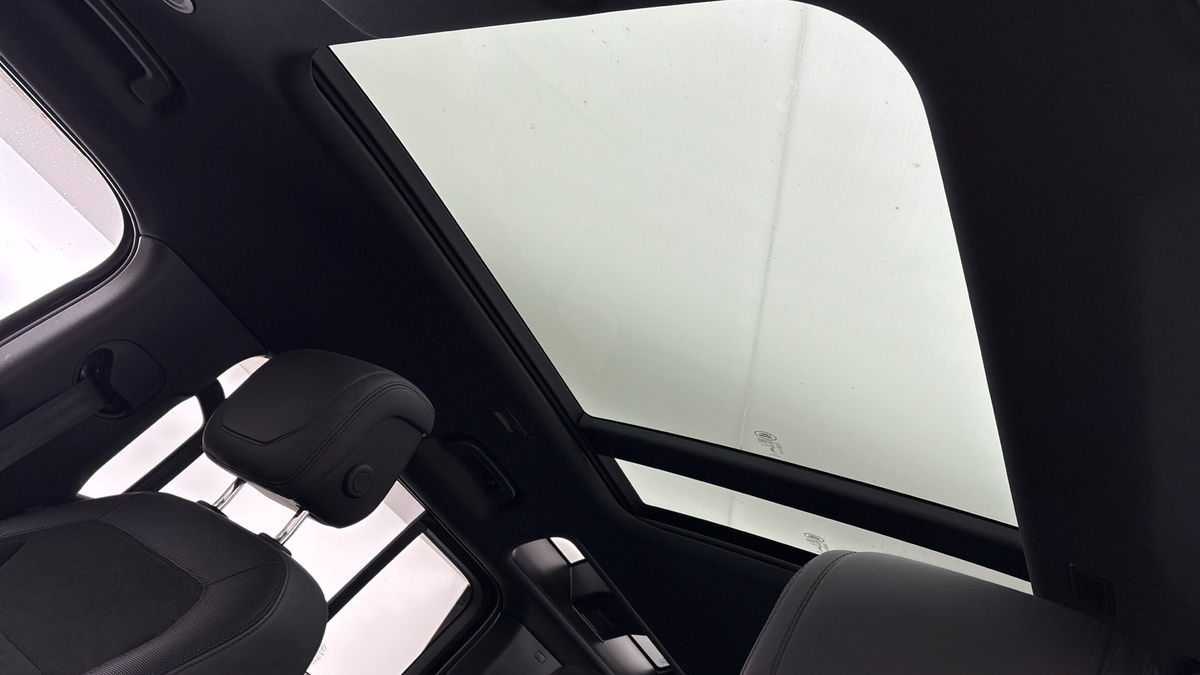 Land Rover Defender 110 Image 6