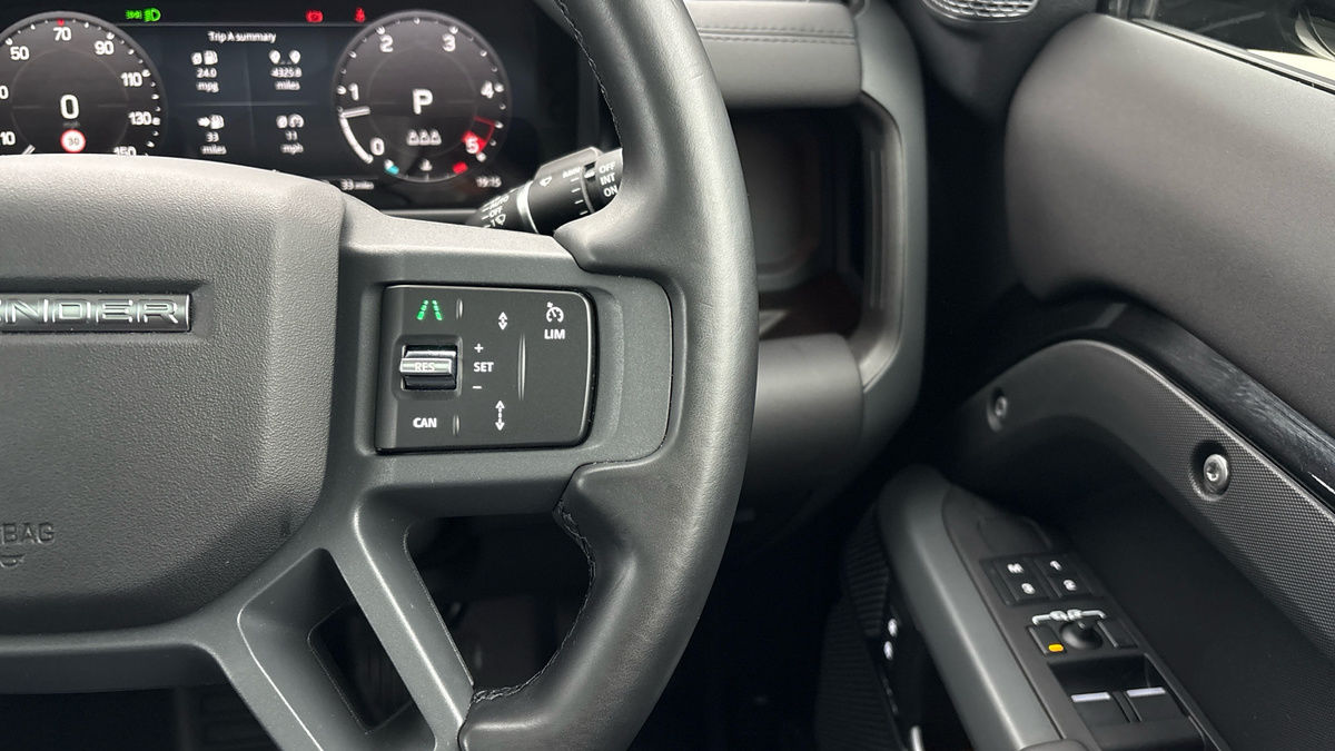 Land Rover Defender 110 Image 14