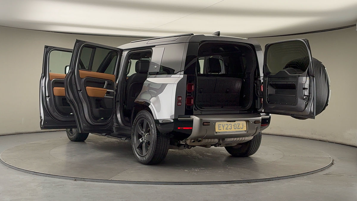 Land Rover Defender 110 Image 23