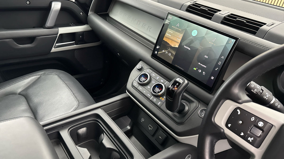 Land Rover Defender 110 Image 18