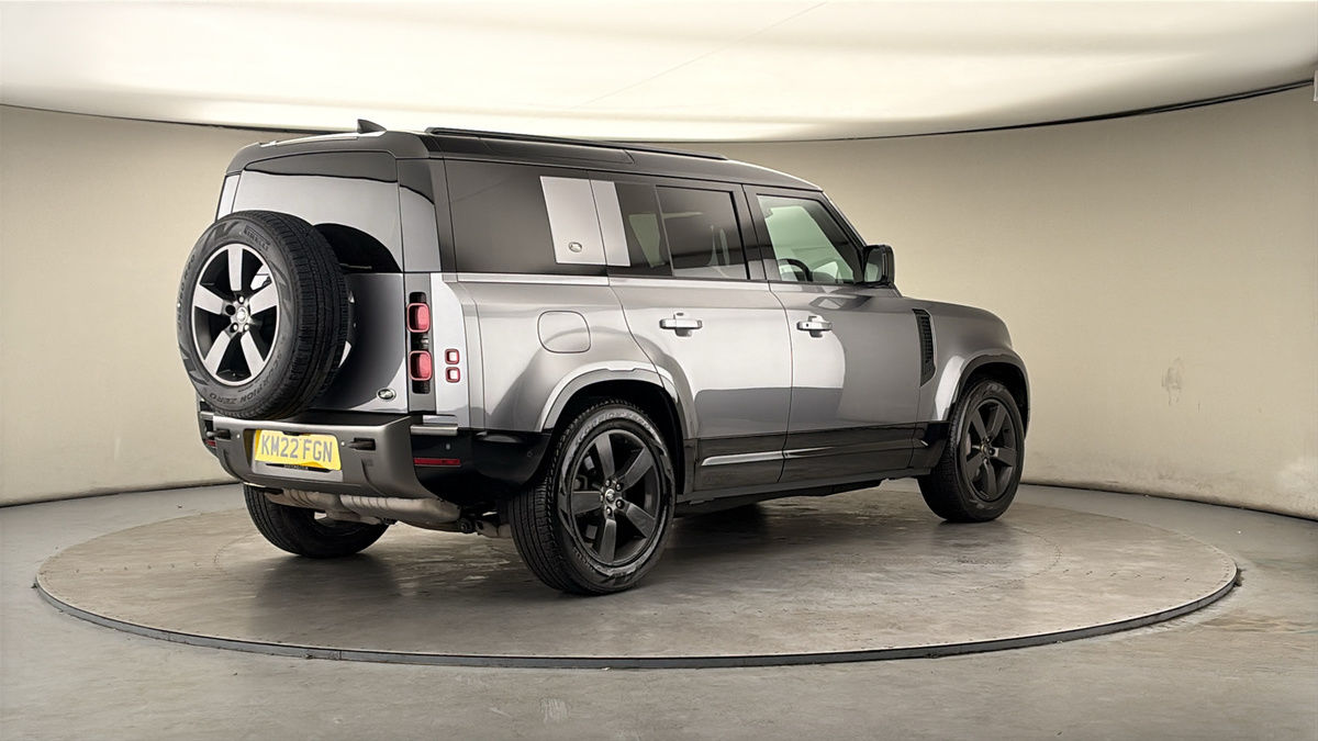 Land Rover Defender 110 Image 21