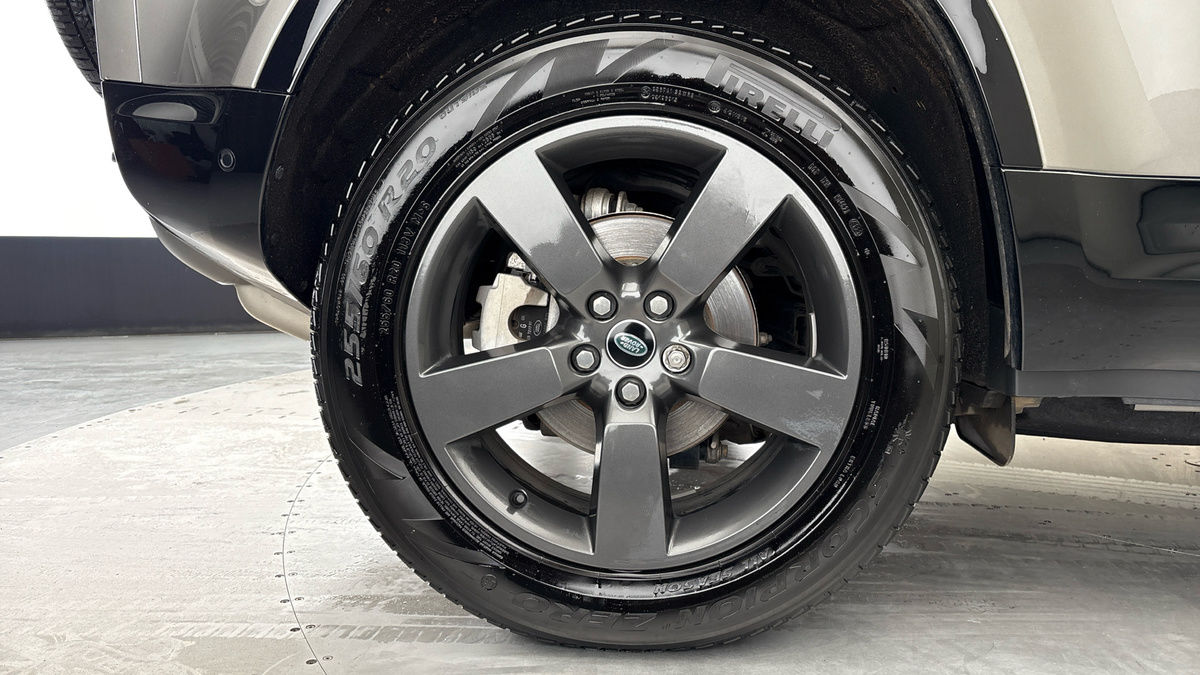 Land Rover Defender 110 Image 10