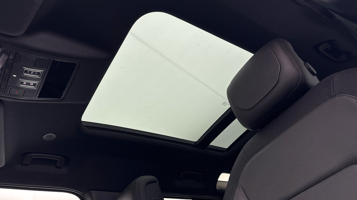 Land Rover Defender 110 Image 6