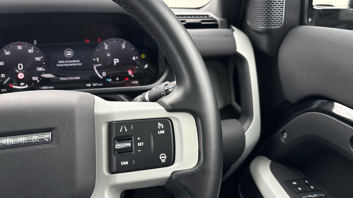 Land Rover Defender 110 Image 14