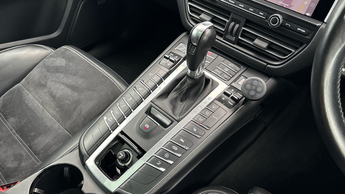 Porsche Macan Image 18