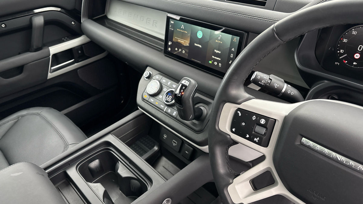 Land Rover Defender 110 Image 18