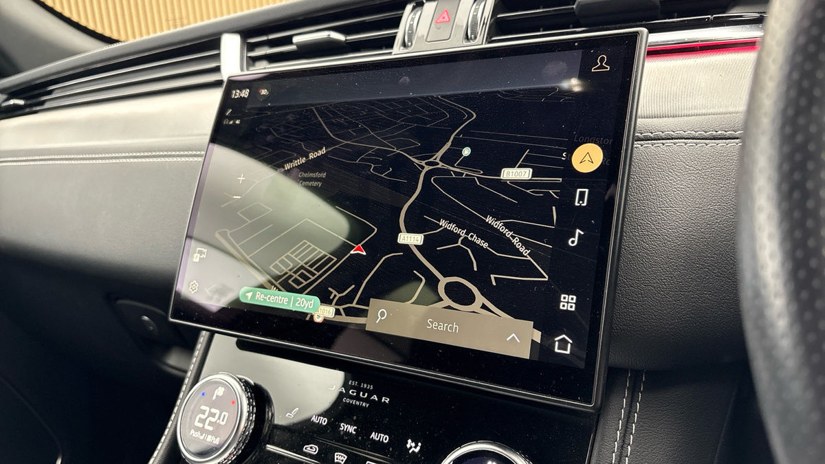 Jaguar F-PACE Image 17