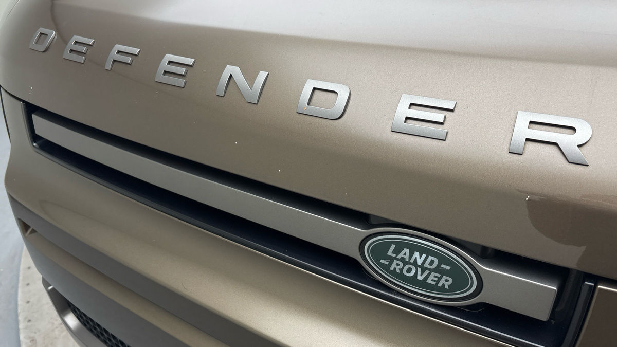 Land Rover Defender 110 Image 24