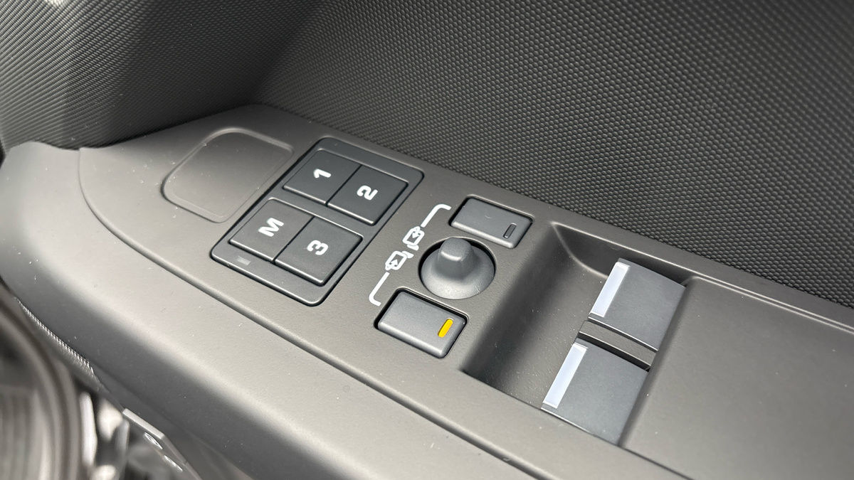Land Rover Defender 110 Image 25