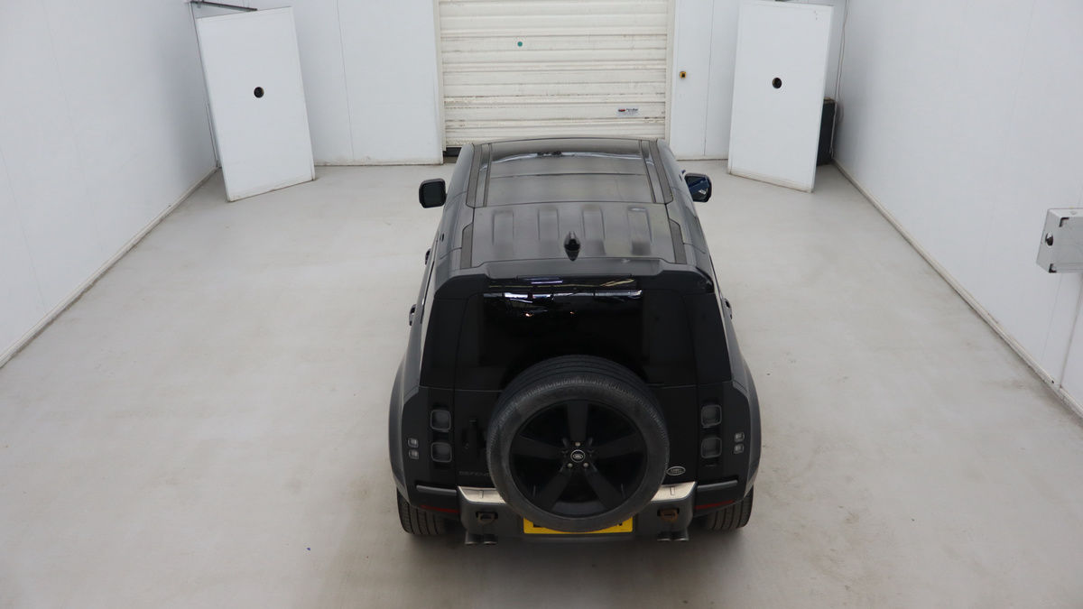 Land Rover Defender 110 Image 8
