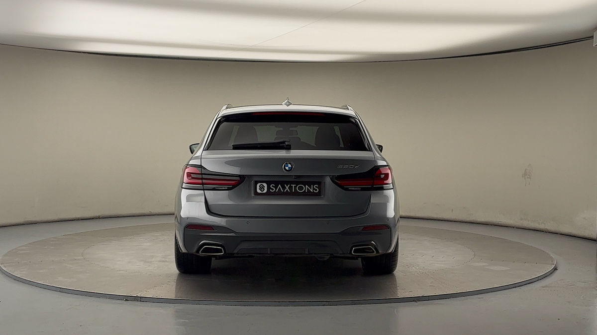 BMW 5 Series Image 4