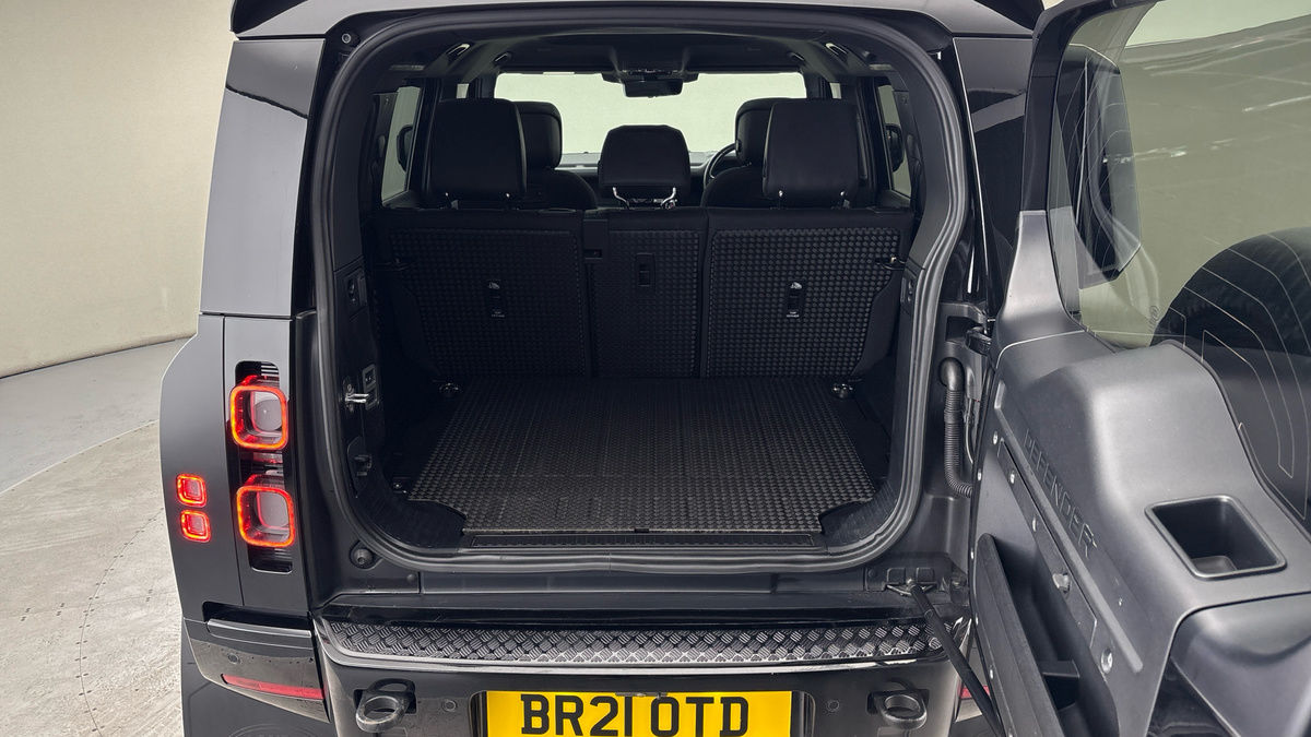 Land Rover Defender 110 Image 11