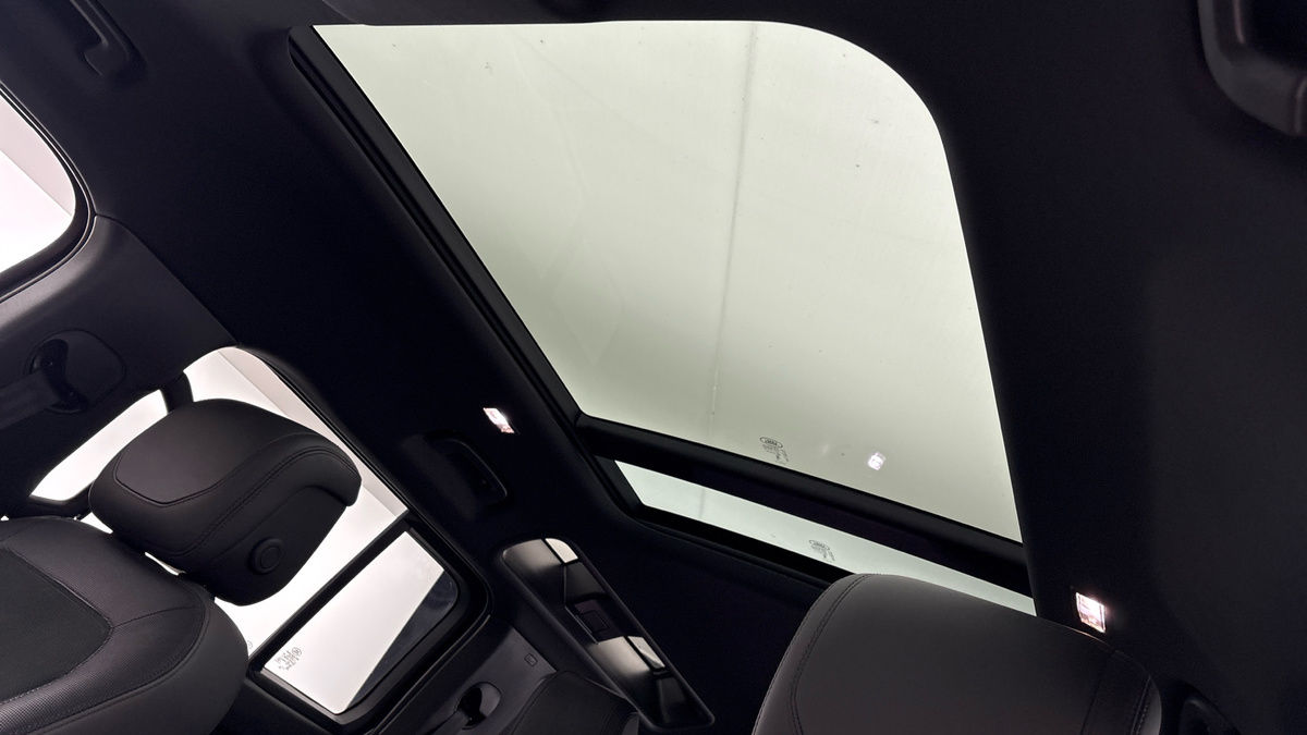 Land Rover Defender 110 Image 12