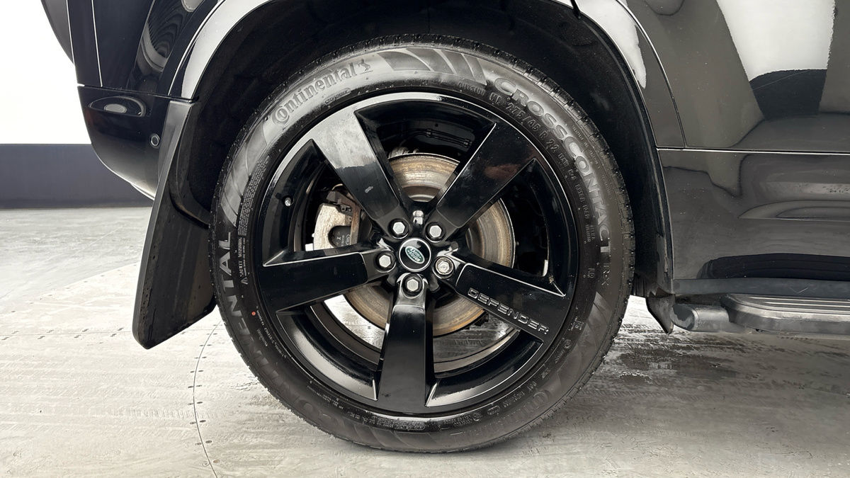 Land Rover Defender 110 Image 10