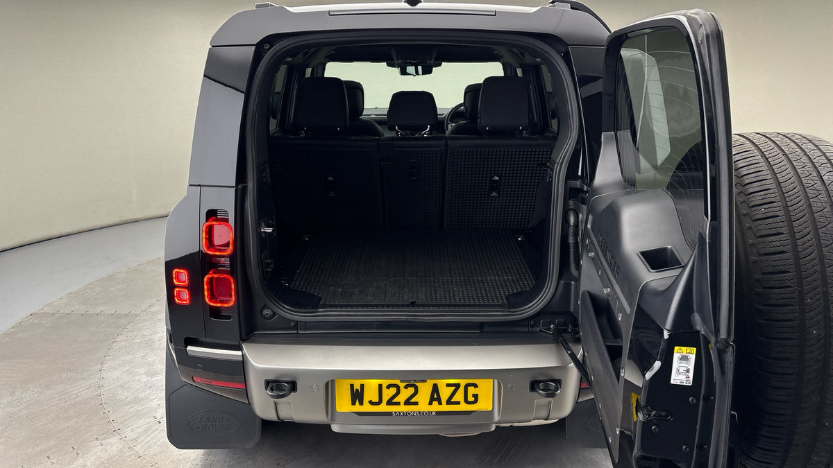 Land Rover Defender 110 Image 11
