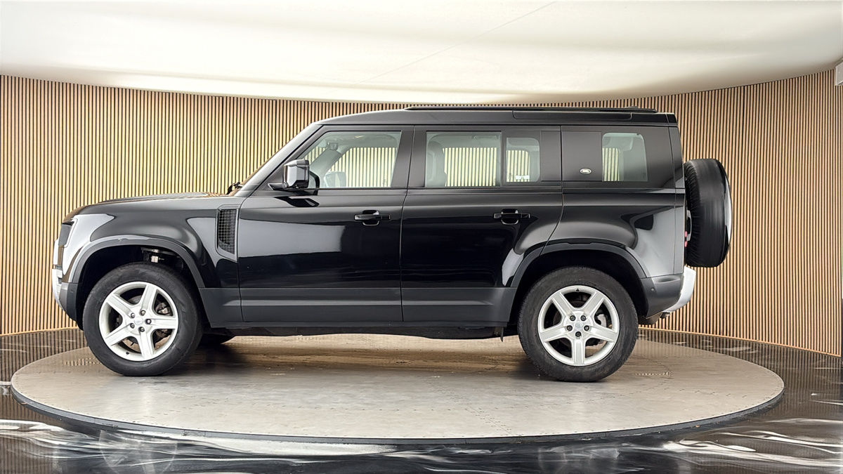 Land Rover Defender 110 Image 15
