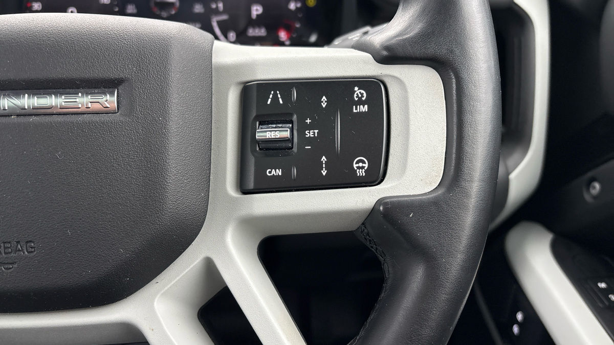 Land Rover Defender 110 Image 14