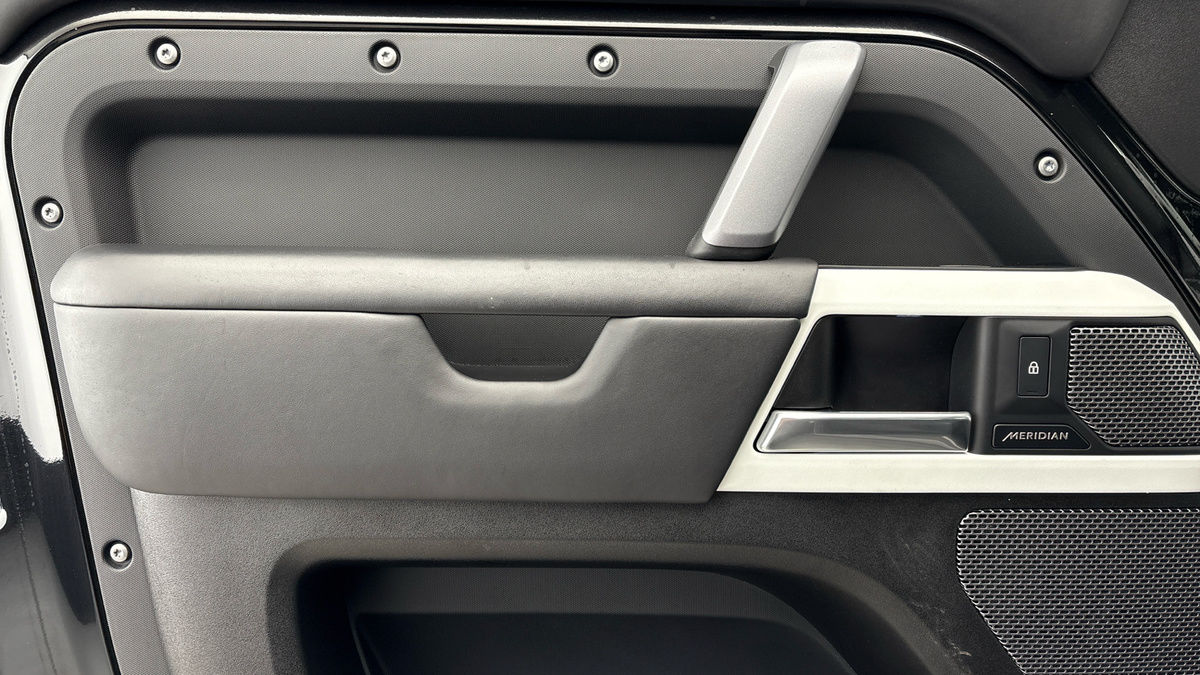 Land Rover Defender 110 Image 19