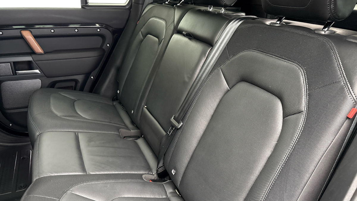 Land Rover Defender 110 Image 8