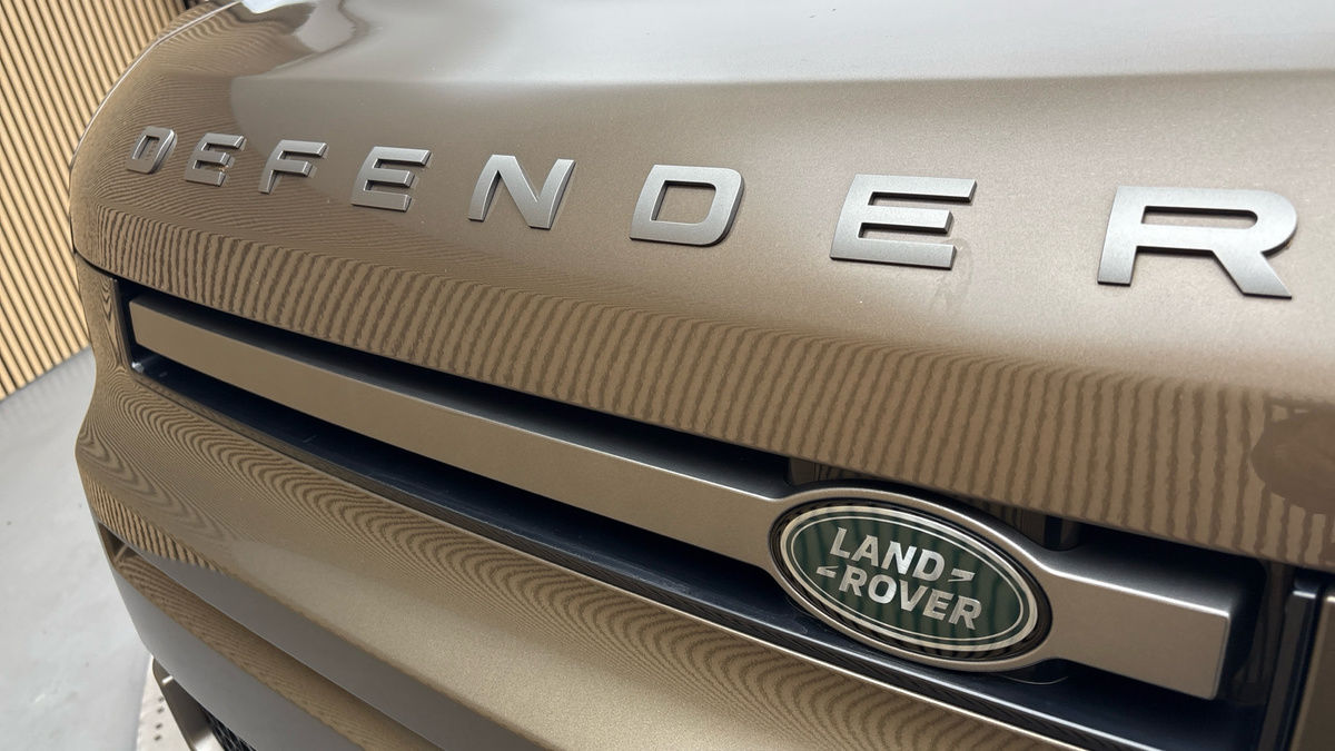Land Rover Defender 110 Image 24