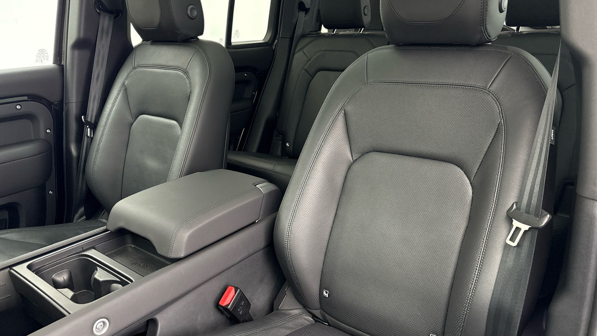Land Rover Defender 110 Image 7