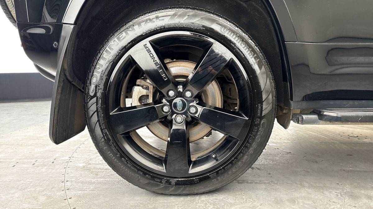 Land Rover Defender 110 Image 10