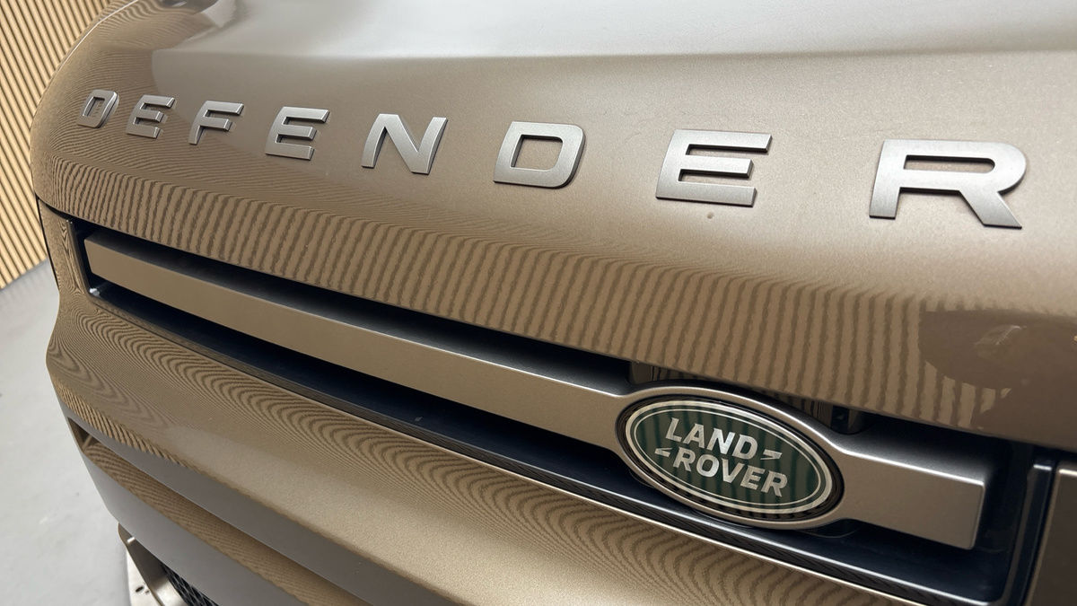 Land Rover Defender 110 Image 24