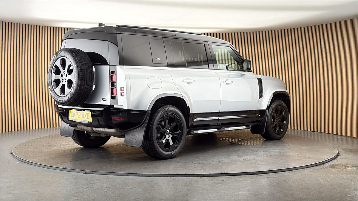 Land Rover Defender 110 Image 21