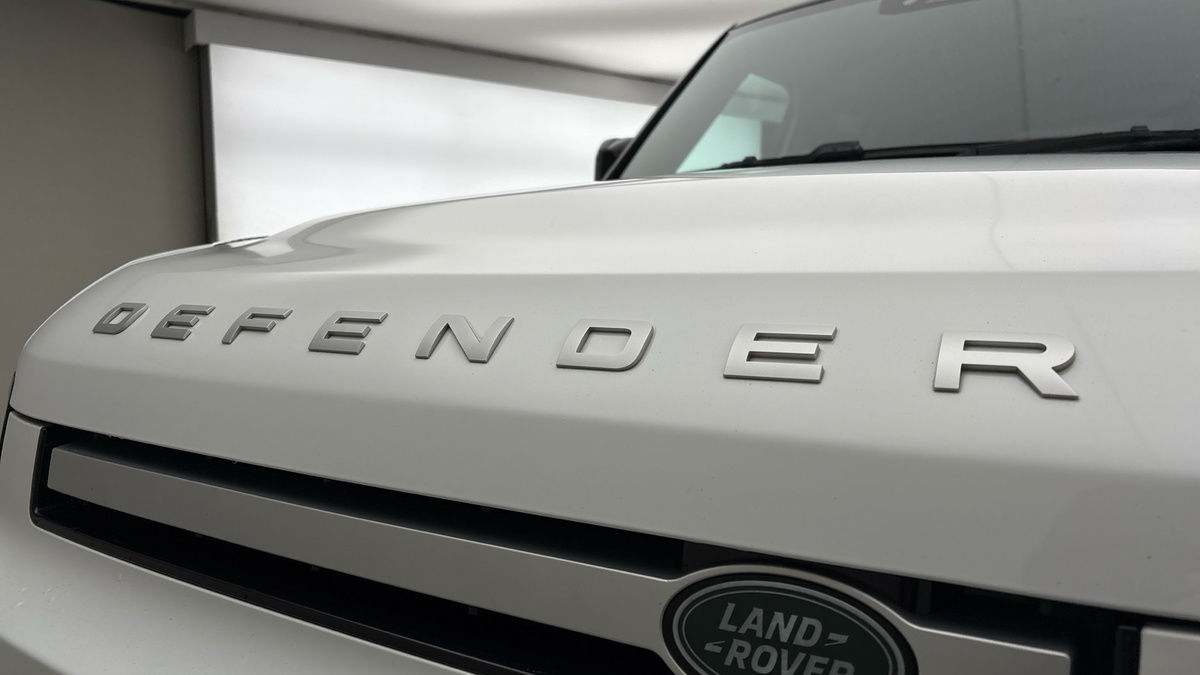 Land Rover Defender 110 Image 24