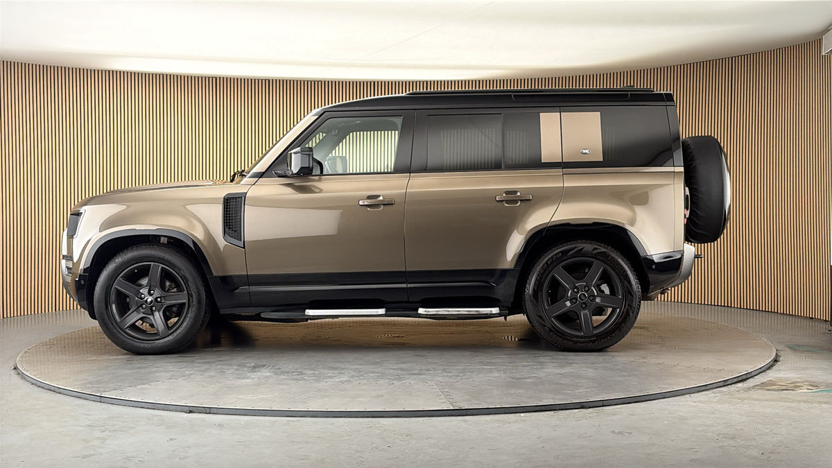 Land Rover Defender 110 Image 15