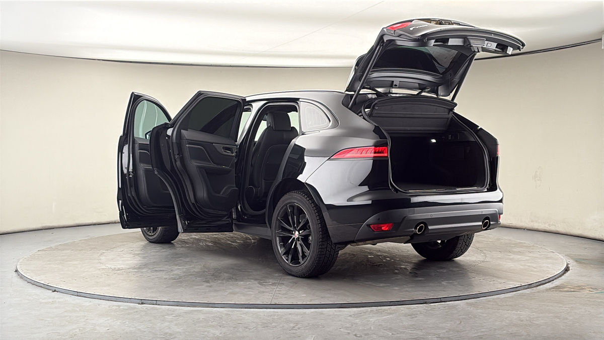 Jaguar F-PACE Image 23