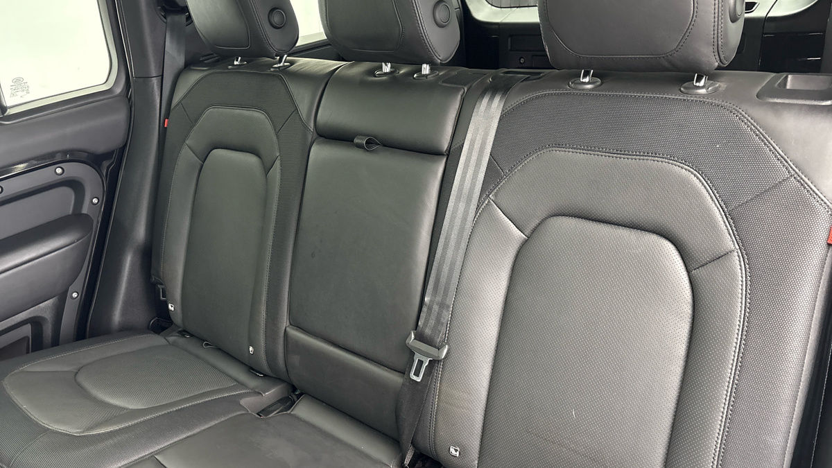 Land Rover Defender 110 Image 8