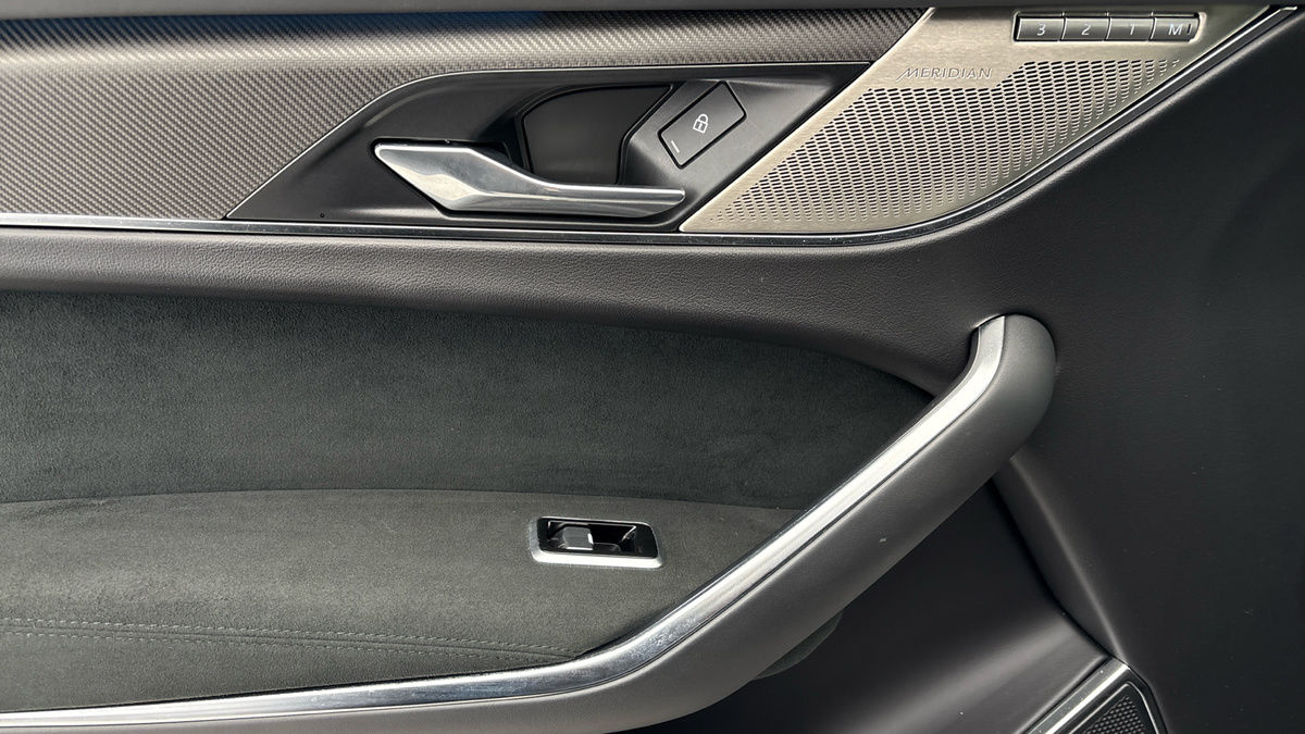 Jaguar F-PACE Image 19