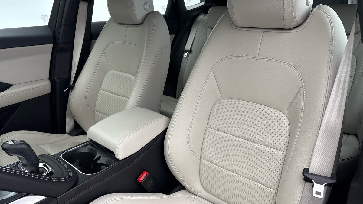 Jaguar E-PACE Image 7