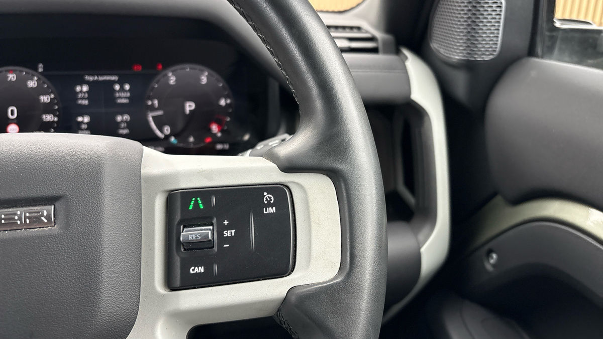 Land Rover Defender 110 Image 14
