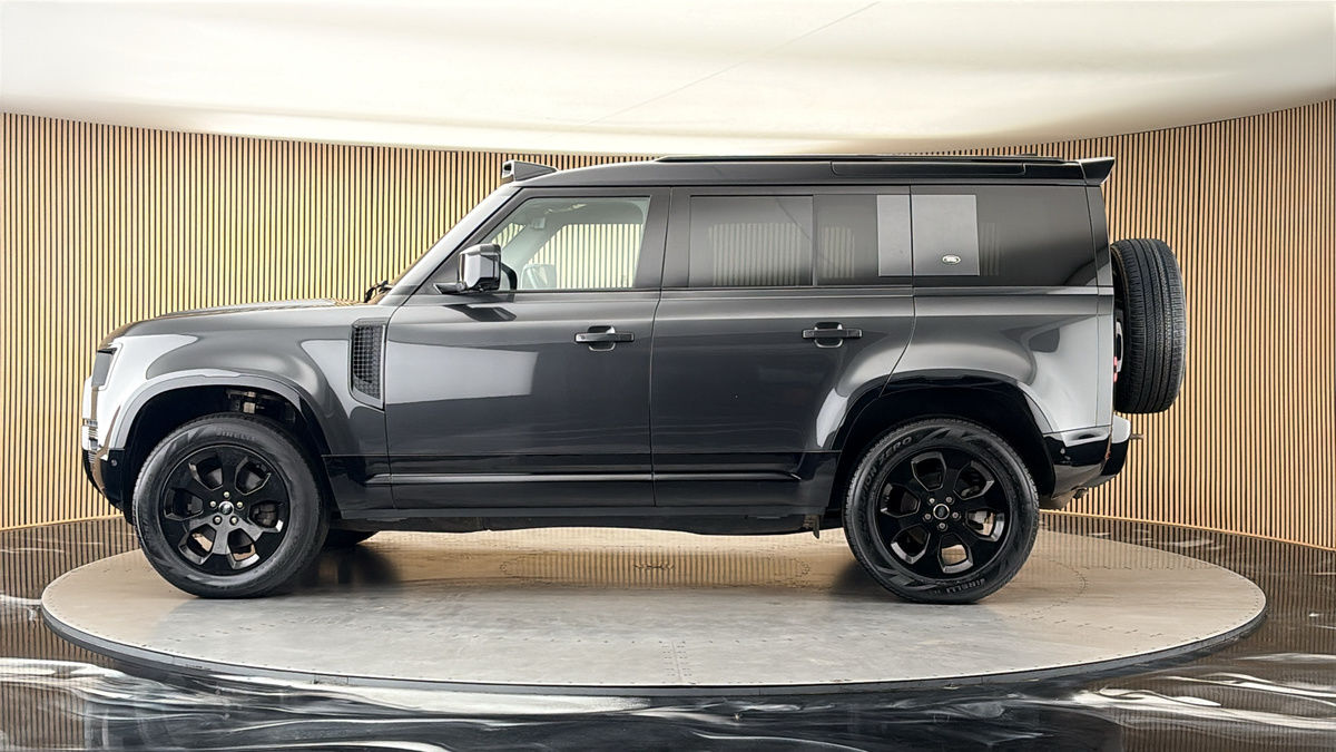 Land Rover Defender 110 Image 15