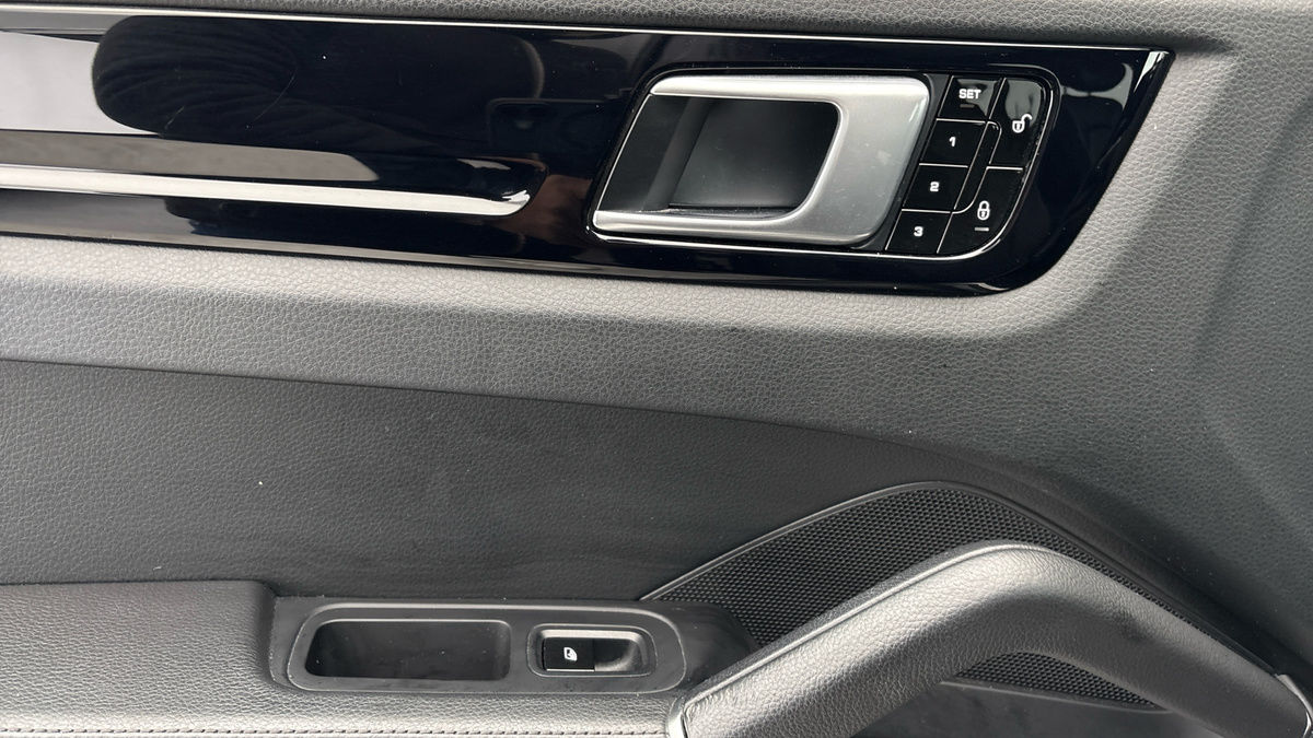 Porsche Cayenne Image 19