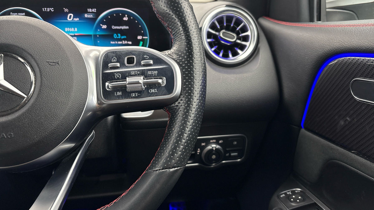 Mercedes-Benz GLB Image 14