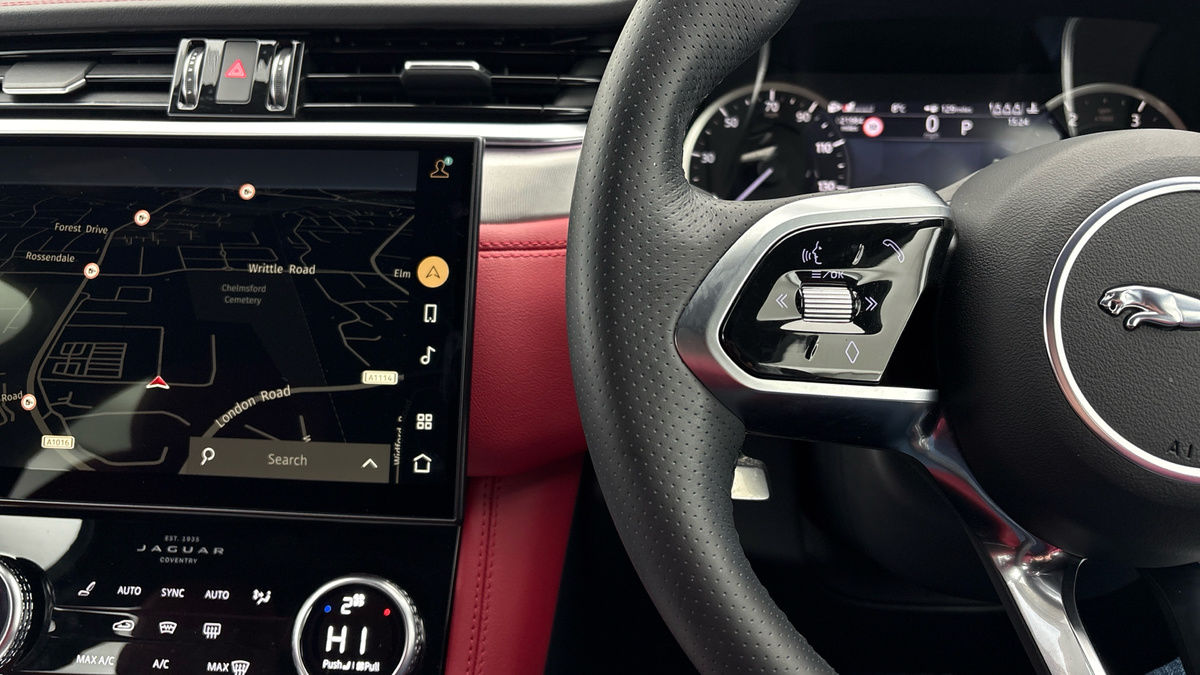 Jaguar F-PACE Image 13