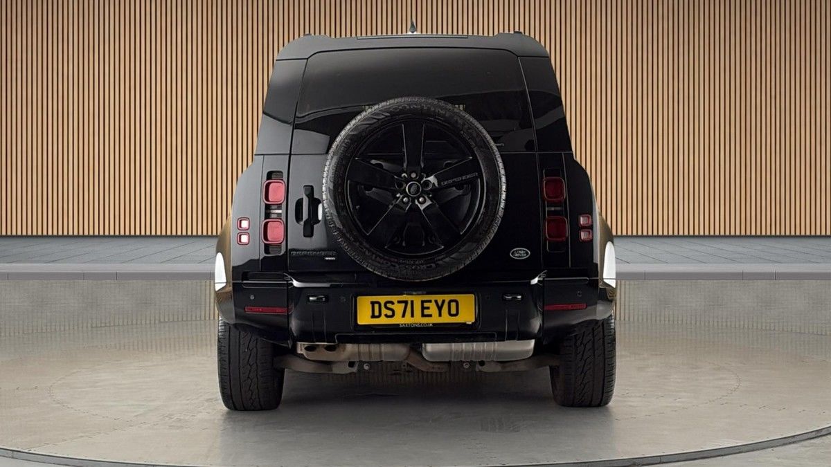 Land Rover Defender 110 Image 4