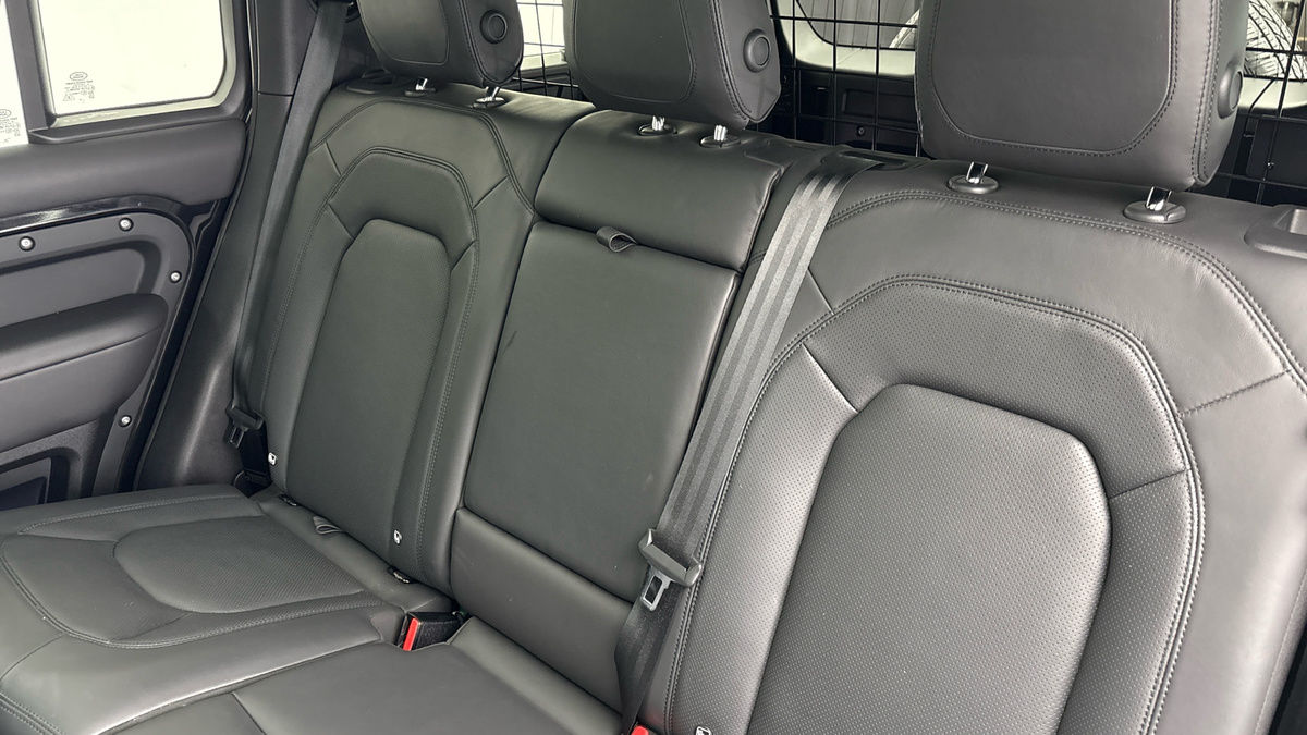 Land Rover Defender 110 Image 8