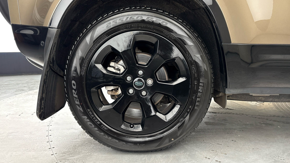 Land Rover Defender 110 Image 10