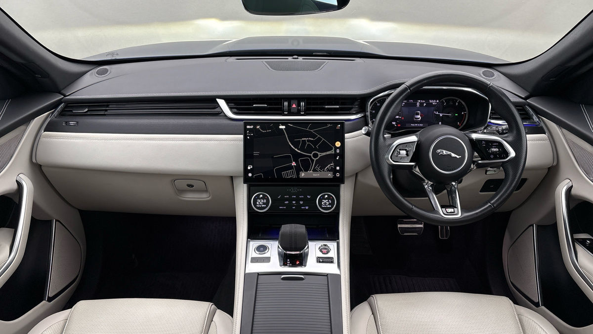 Jaguar F-PACE Image 12