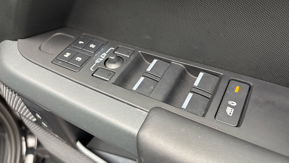 Land Rover Defender 110 Image 26